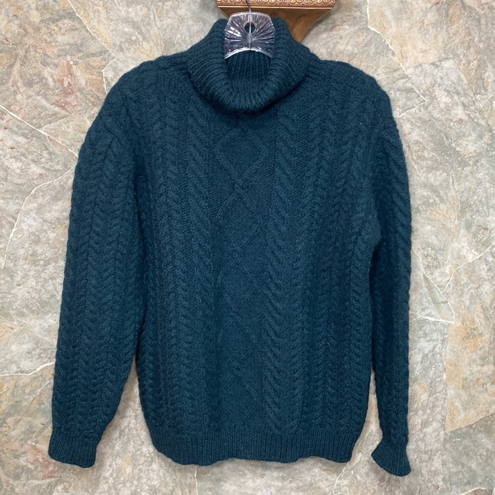 Urban research 🌹 woman’s sweater size medium green teal